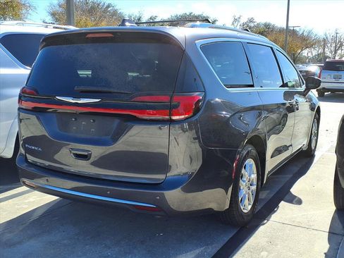 Used 2021 Chrysler Pacifica Touring-L w/ Uconnect Theater Family Group image 10