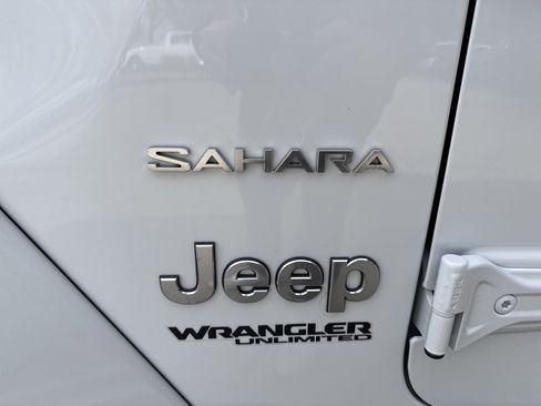 Used 2018 Jeep Wrangler Unlimited Sahara w/ Dual Top Group image 12