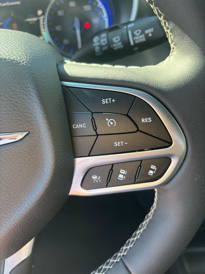 Used 2025 Chrysler Pacifica Select FWD image 14