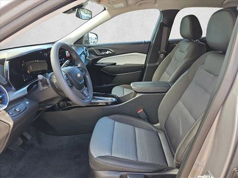 Used 2025 Chevrolet Trax LT FWD image 22
