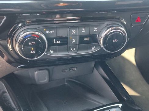 Used 2025 Chevrolet Trax RS w/ Sunroof Package FWD image 16