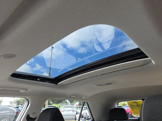 Certified 2022 Hyundai Venue SEL FWD image 5