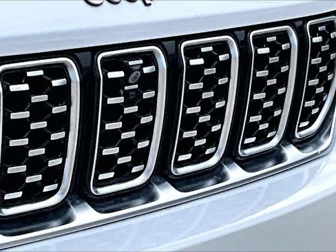 Used 2023 Jeep Grand Cherokee Summit AWD/4WD image 11