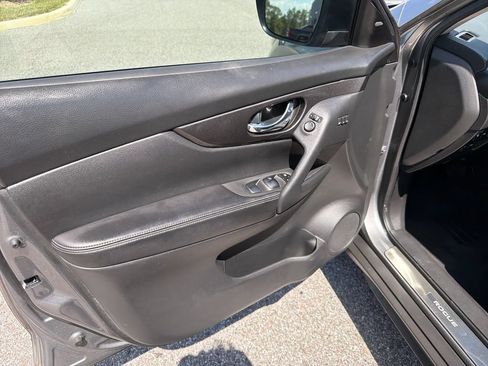 Used 2019 Nissan Rogue SV w/ Premium Package FWD image 20