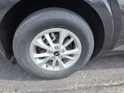 Used 2024 Kia Carnival LX image 17