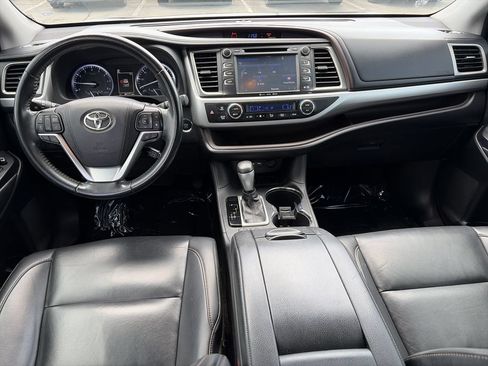 Used 2019 Toyota Highlander XLE FWD image 18