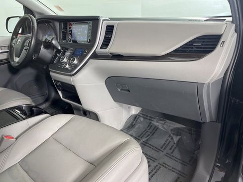 Used 2020 Toyota Sienna XLE image 32