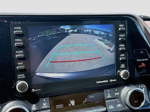 Used 2020 Toyota Highlander XLE AWD/4WD image 22