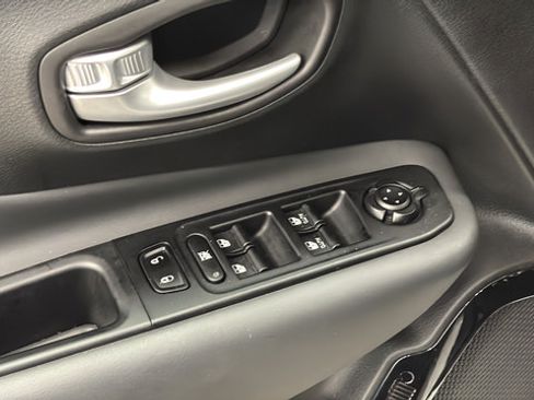 Used 2023 Jeep Renegade Altitude AWD/4WD image 21