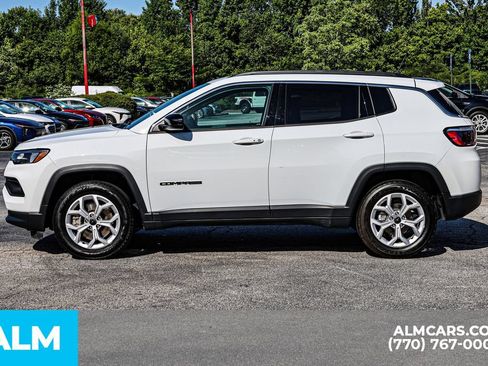 Used 2025 Jeep Compass Latitude AWD/4WD image 9