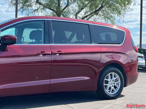 Used 2023 Chrysler Voyager LX FWD image 9