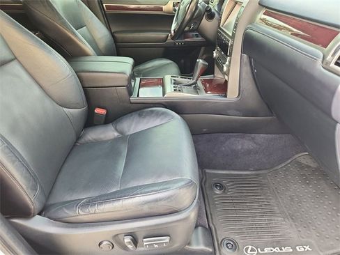 Used 2017 Lexus GX 460 Premium w/ Premium Package image 28