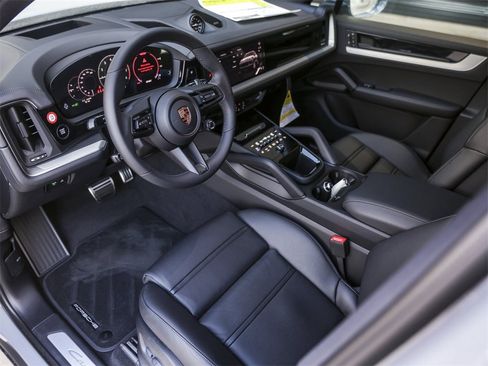 New 2026 Porsche Cayenne S image 4
