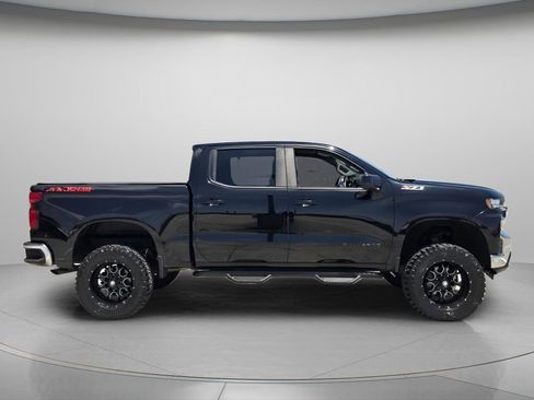 Used 2019 Chevrolet Silverado 1500 LT AWD/4WD image 3