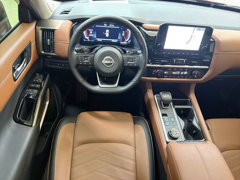 Used 2025 Nissan Pathfinder Platinum w/ Black Appearance Package AWD/4WD image 27