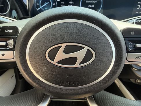 Certified 2025 Hyundai Elantra Limited FWD image 35