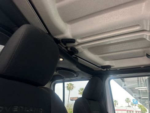 Used 2023 Jeep Gladiator Overland AWD/4WD image 15