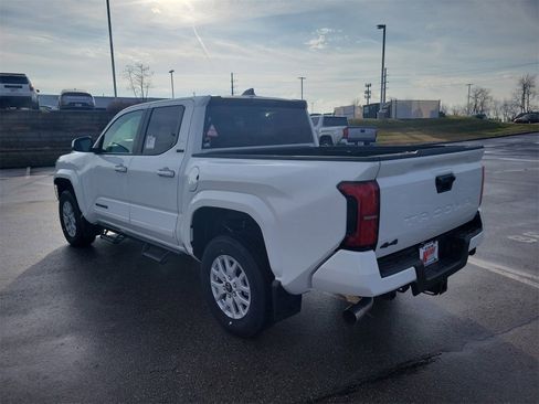 Used 2025 Toyota Tacoma SR5 image 3