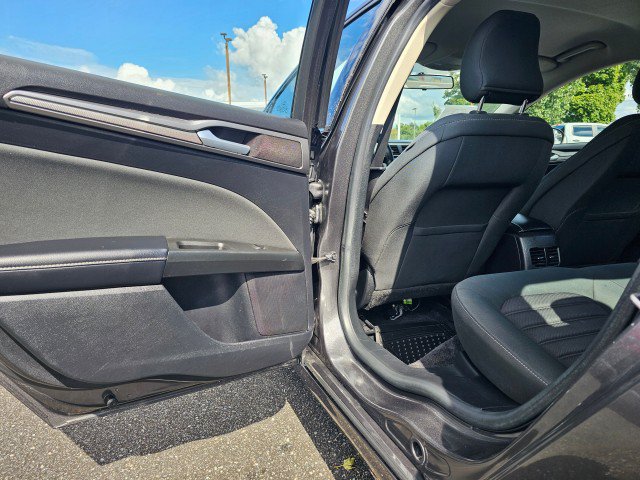 Used 2018 Ford Fusion SE w/ Fusion SE Technology Package FWD image 21