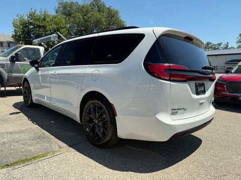 Used 2025 Chrysler Pacifica Limited FWD image 6