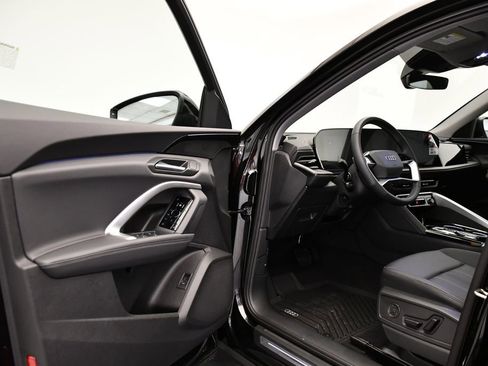 Used 2025 Audi Q5 Premium w/ Convenience Package image 36