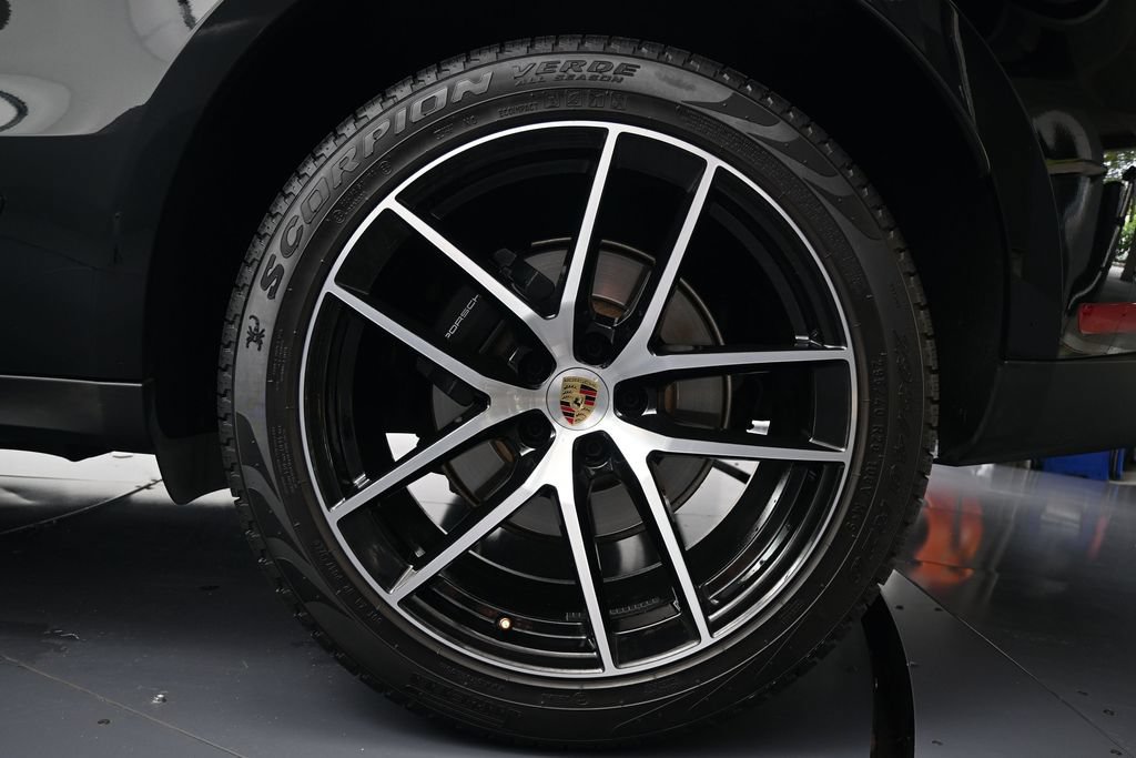 Certified 2025 Porsche Macan AWD/4WD image 36
