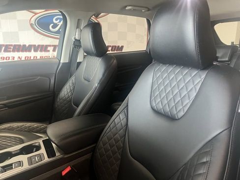 Used 2023 Ford Edge Titanium image 10