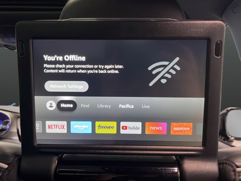 Used 2023 Chrysler Pacifica Limited w/ Uconnect Theater Family Group FWD image 38