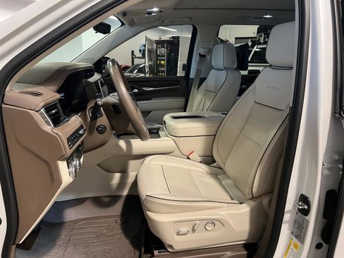 Used 2024 GMC Yukon Denali w/ Denali Reserve Package image 9