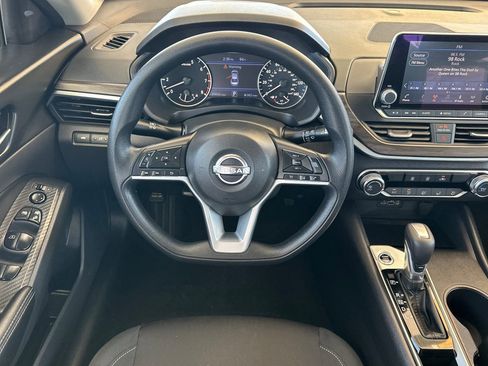 Used 2025 Nissan Altima 2.5 SV FWD image 14