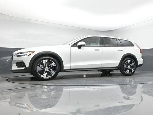 Used 2025 Volvo V60 B5 Cross Country Plus AWD/4WD image 13