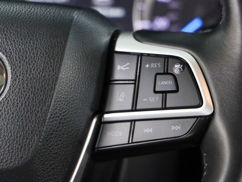 Used 2023 Toyota Highlander XLE image 14