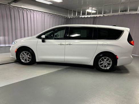 Used 2023 Chrysler Pacifica Touring image 4