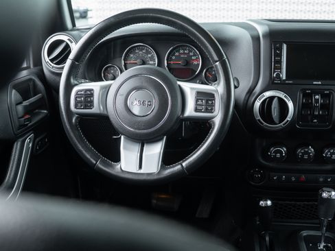 Used 2016 Jeep Wrangler Unlimited Rubicon image 9