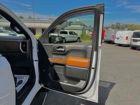 Used 2019 Chevrolet Silverado 1500 High Country image 16