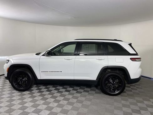 Used 2025 Jeep Grand Cherokee Altitude AWD/4WD image 5