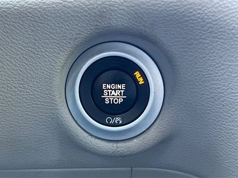 Used 2020 Chrysler Pacifica Touring-L image 25