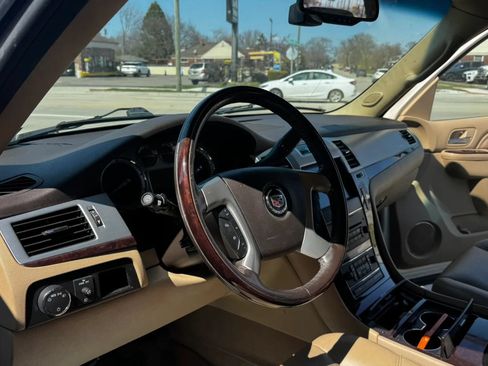 Used 2011 Cadillac Escalade ESV Luxury AWD/4WD image 26
