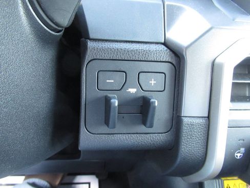 Used 2024 Toyota Tacoma SR5 AWD/4WD image 31