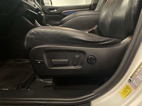 Used 2017 Toyota Highlander SE AWD/4WD image 12