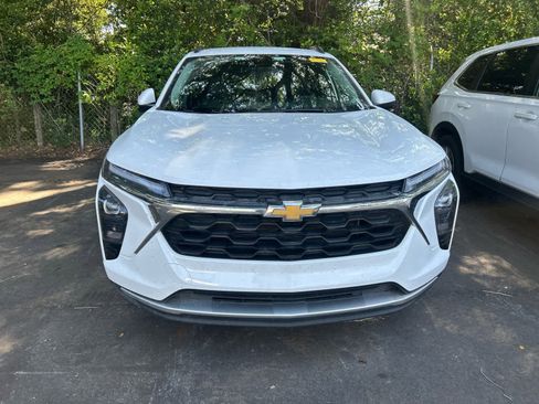 Used 2025 Chevrolet Trax LT w/ LT Convenience Package FWD image 2