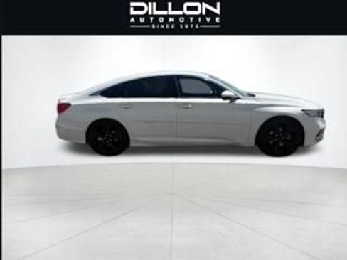 Used 2018 Honda Accord Touring image 3