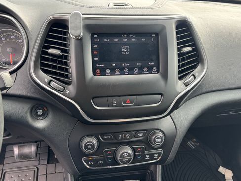 Used 2019 Jeep Cherokee Latitude Plus w/ Comfort/Convenience Group AWD/4WD image 11