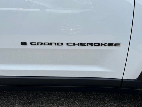 Used 2023 Jeep Grand Cherokee Limited w/ Black Appearance Package AWD/4WD image 32