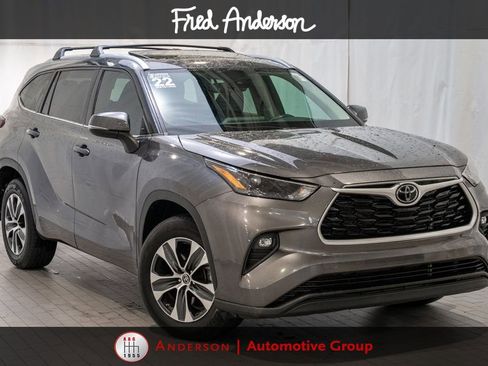 Used 2022 Toyota Highlander XLE FWD image 1