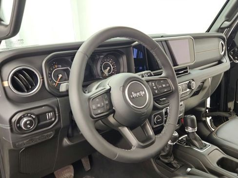 Used 2025 Jeep Gladiator Mojave AWD/4WD image 15