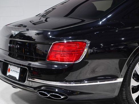 Used 2022 Bentley Flying Spur V8 image 23