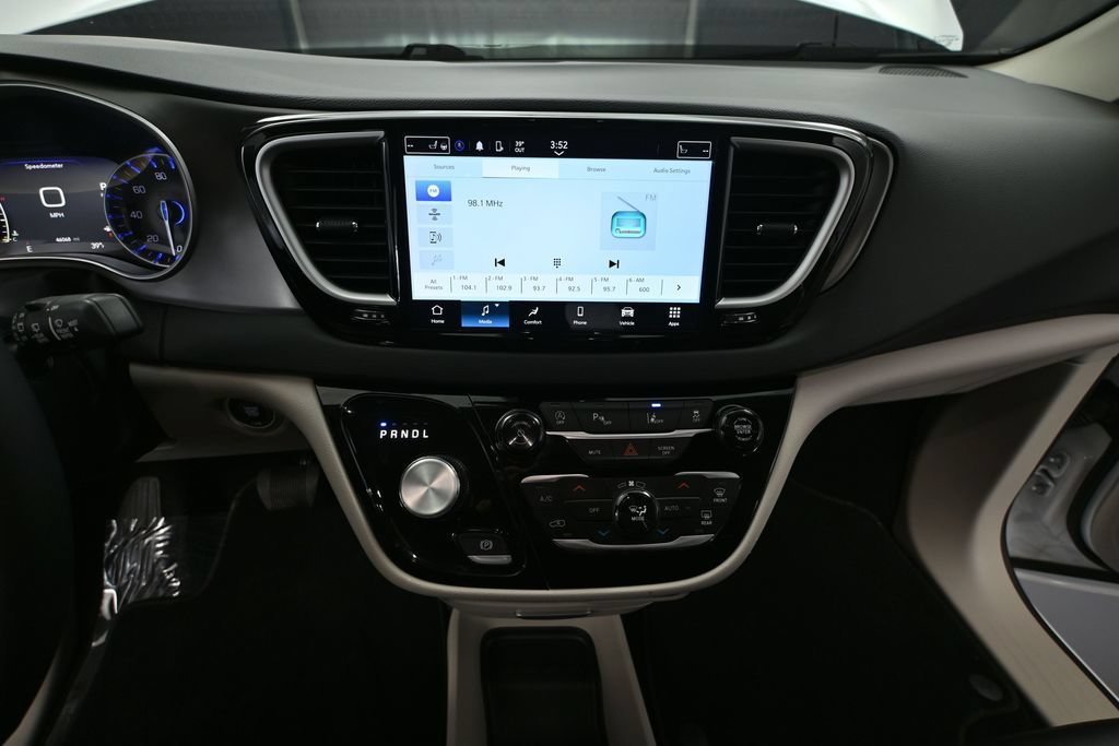 Used 2024 Chrysler Pacifica Touring-L FWD image 24