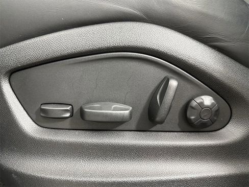 Certified 2023 Porsche Cayenne Platinum Edition image 40