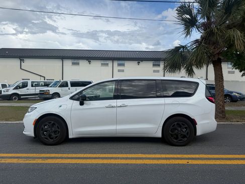 Used 2024 Chrysler Pacifica Limited FWD image 5